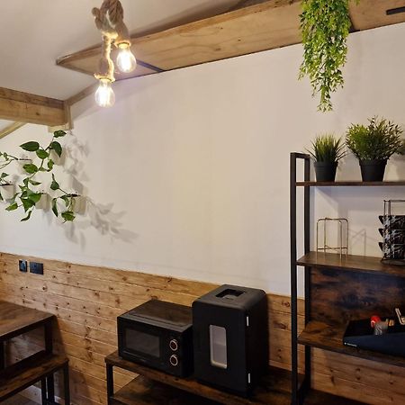 Two-Bedroom Cosy Country Lodge With Private Patio Greenhithe Ngoại thất bức ảnh