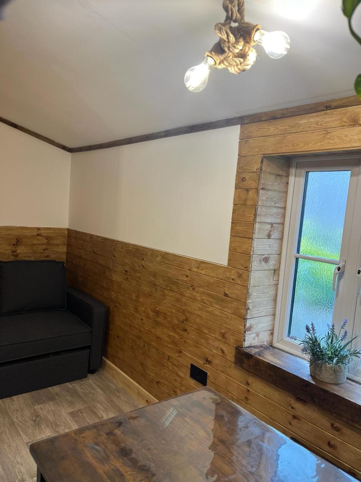 Two-Bedroom Cosy Country Lodge With Private Patio Greenhithe Ngoại thất bức ảnh