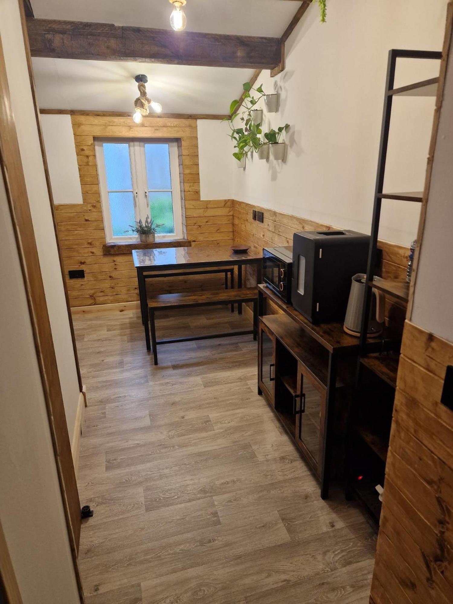 Two-Bedroom Cosy Country Lodge With Private Patio Greenhithe Ngoại thất bức ảnh