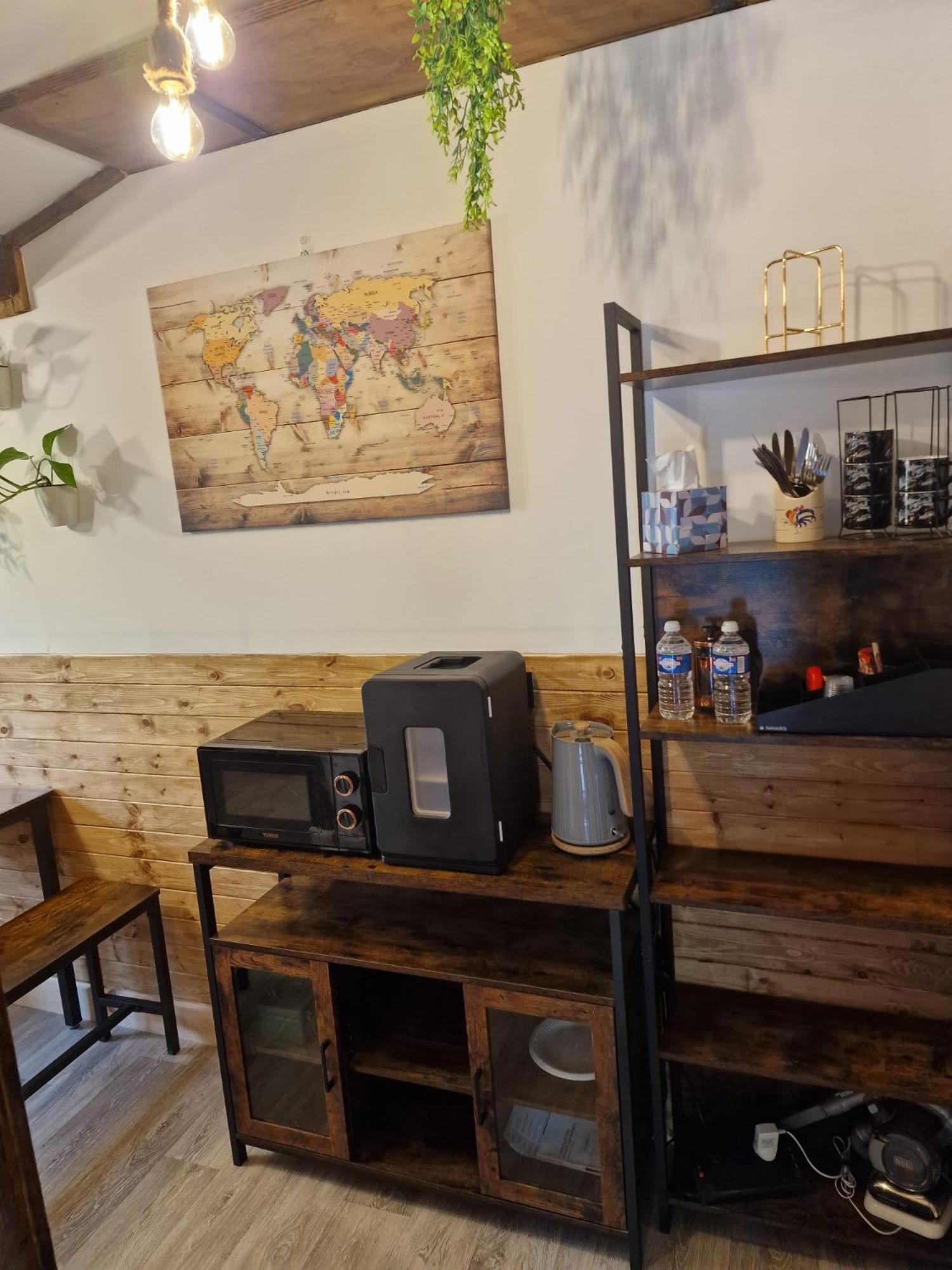 Two-Bedroom Cosy Country Lodge With Private Patio Greenhithe Ngoại thất bức ảnh